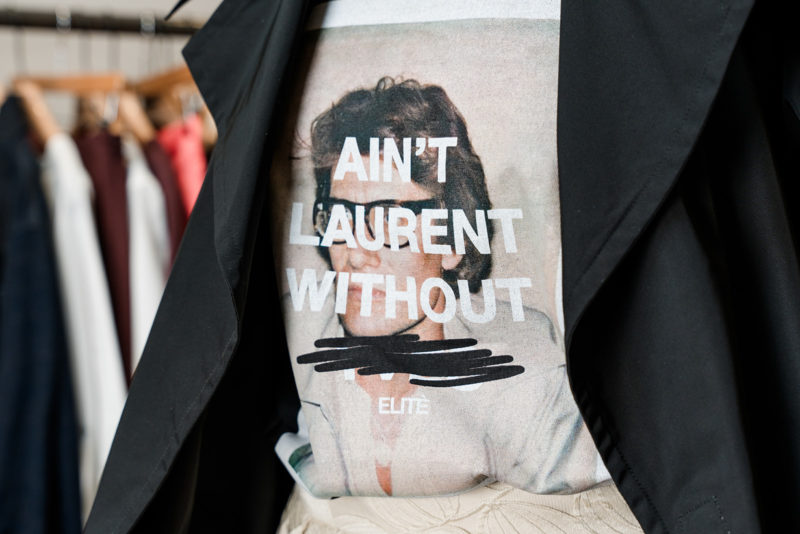 Schwarzes Outfit mit „Ain’t Laurent Without“-T-Shirt